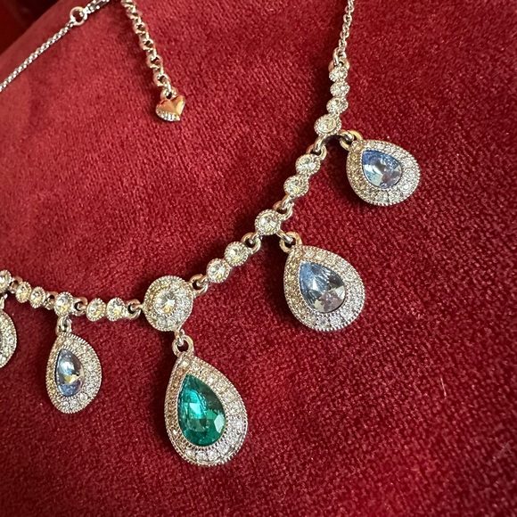 Vintage Elegant Silver and Green Teardrop Necklace - Picture 5 of 7